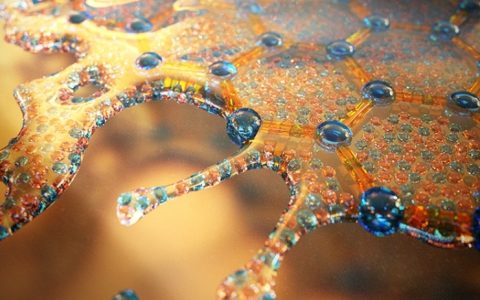 像水的石墨烯带来新产业 并可模拟黑洞、超新星行为