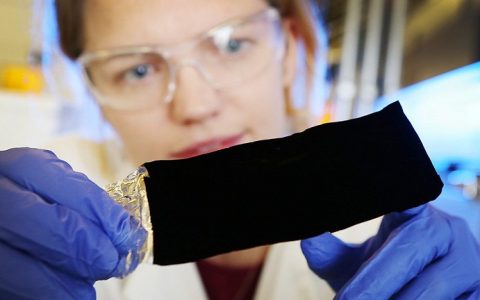 还记得史上最黑的材料吗?现在它变得更黑了!