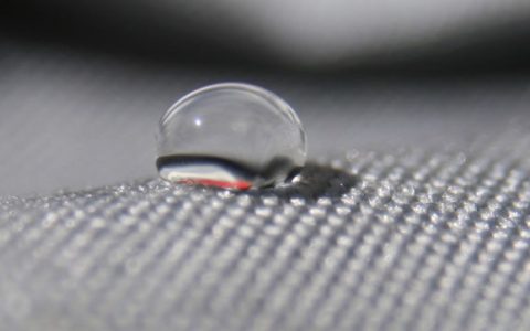 简单一步 塑料就变身耐用的超疏水材料