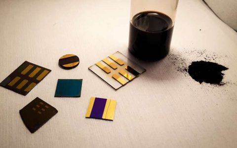 会玩!!用煤炭制造电子元器件