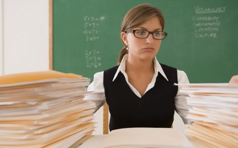 材料青年教师的一天:学生的冷漠很让人无奈!