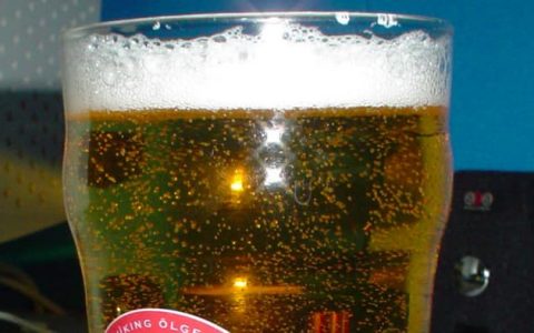 只需简单一步 即可分辨啤酒新鲜不新鲜