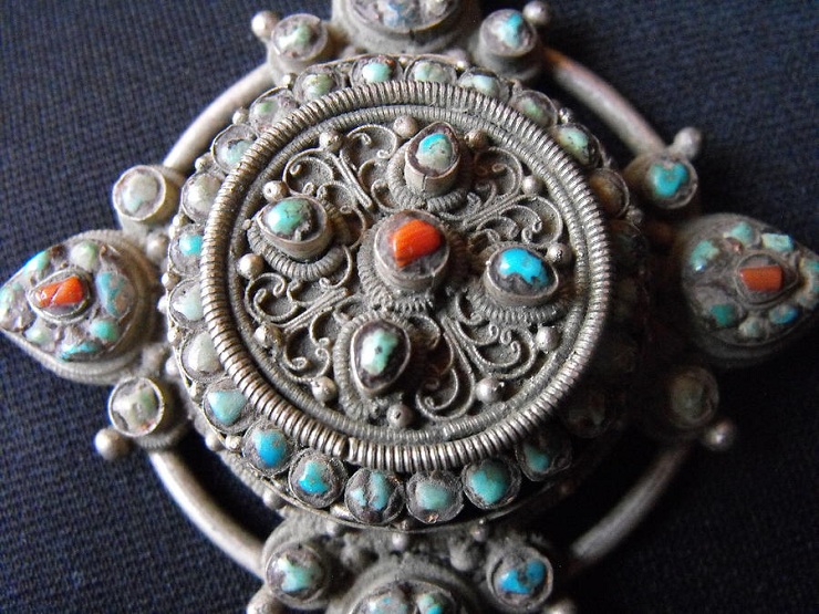 nepali-tibetan-silver-pendant-with-a-central-covered-container-anonymous-artist
